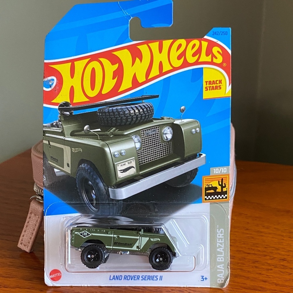 Hot Wheels Track Stars. Land Rover Series II - Green 2023